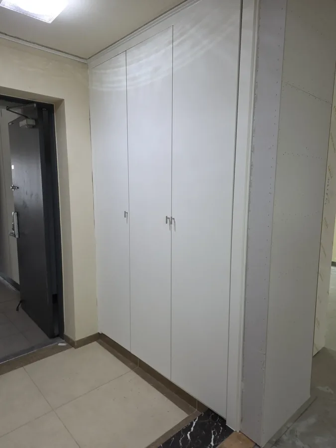 위례 신발장리폼제작 손잡이 없는 밝은 흰색 전고 신발장