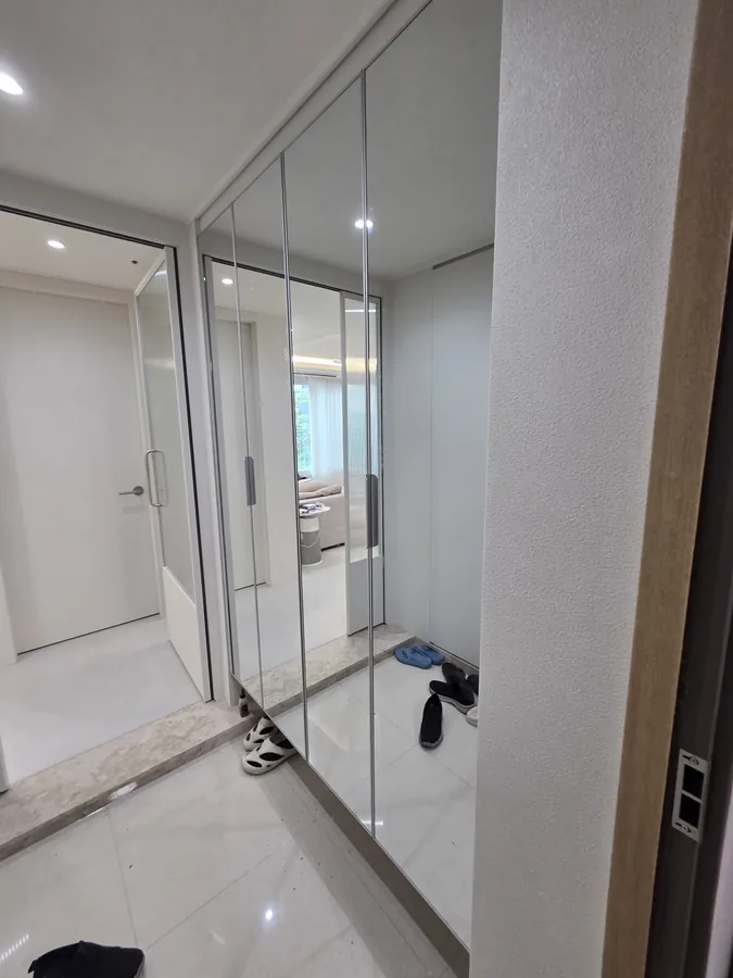 죽전 신발장리폼제작 시공 전 밝은 색 도어와 거울이 있는 기존 신발장