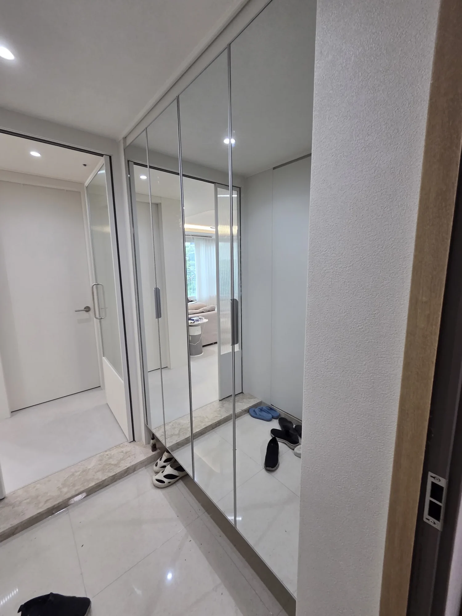 죽전 신발장리폼제작 시공 전 밝은 색 도어와 거울이 있는 기존 신발장